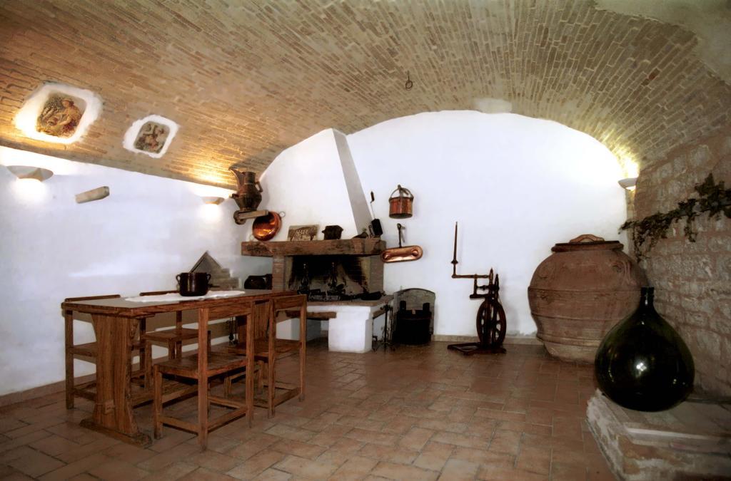 Agriturismo "Antico Frantoio" Foligno Exterior photo
